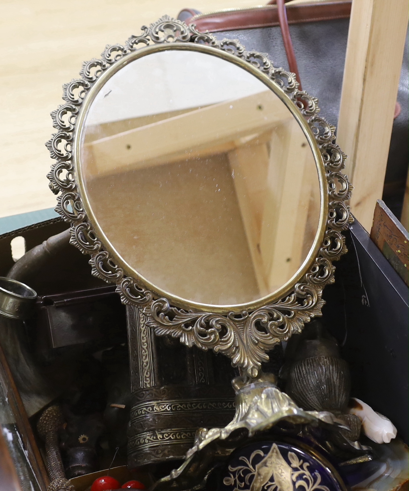 Miscellaneous collectables to include malachite and agate bowls, glassware, metalwares, objet d'art etc